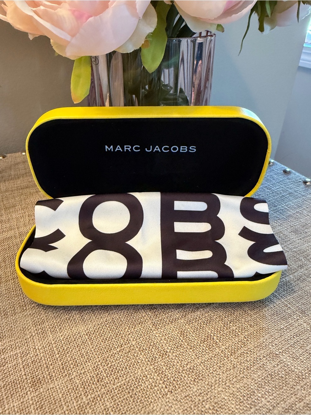 Marc Jacobs NWOT Black Women’s  Sunglasses with Yellow Case and lens cloth - Picture 11 of 14